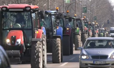 Sırbistan'daki çiftçiler, traktörleriyle hükümeti protesto etti