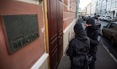 Rusya'da bir caminin önünde Kur'an yakan şahıs gözaltına alındı