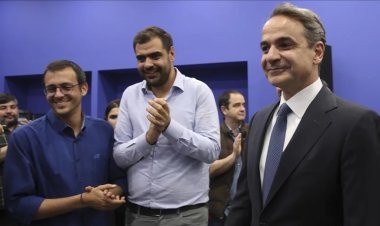 Yunanistan'da seçimin galibi Miçotakis, hükümet kurma görevini iade etti