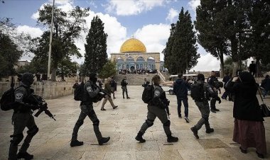 Fanatik işgalci çeteler, Mescid-i Aksa'ya saldırdı