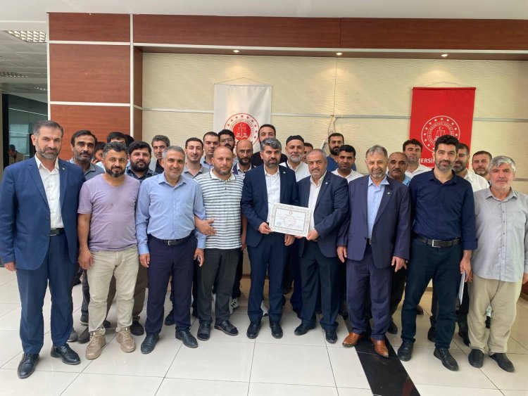 Mersin Milletvekili Faruk Dinç mazbatasını aldı