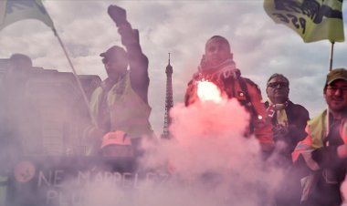 Fransa'da emeklilik yaşını 64'e çıkaran kararnameler, Resmi Gazete'de yayımlandı