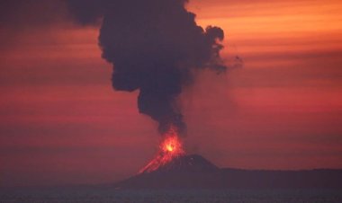 Endonezya'da Anak Krakatau Yanardağı faaliyete geçti