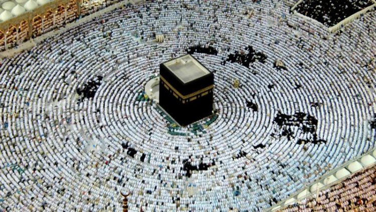 Yüz binlerce hacı adayı, cuma namazını Mescid-i Haram'da eda etti