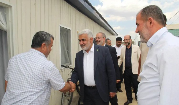 Yapıcıoğlu, konteyner kentteki depremzedelerle bayramlaştı