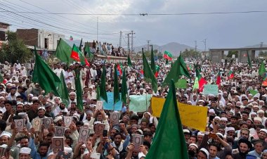 Kur’an-ı Kerime’e saldırı karşısında Pakistan halkı ayakta