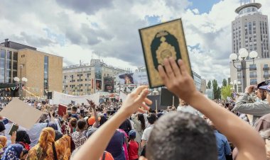 İsveç’te binlerce kişi Kur'an-ı Kerim'in yakılmasını protesto etti