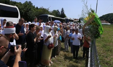 Srebrenitsa soykırımı kurbanlarının yakınları, sevdikleri için öldürüldükleri yerlerde dua etti