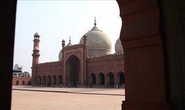 Hindistan'da Jumma Mescidi Komitesi, camiye girişin yasaklanması kararını Yüksek Mahkemeye taşıdı
