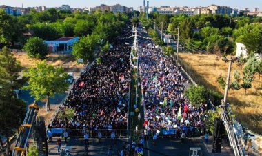 Diyarbakır'daki Kur'an'a Saygı Mitinginde İslam alemine ve Batı'ya önemli mesajlar verildi