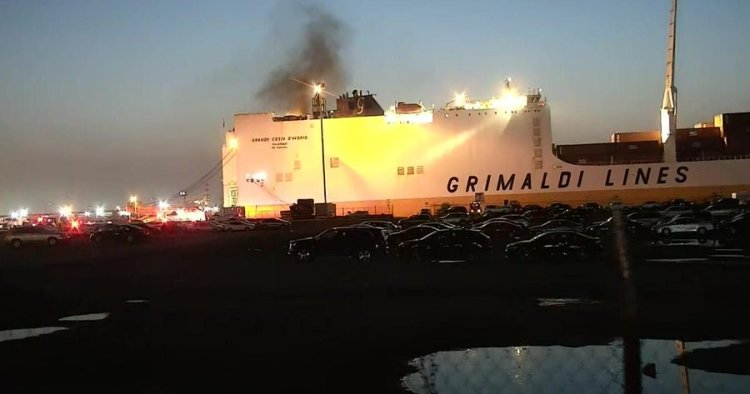 ABD'de gemide çıkan yangına müdahale eden itfaiyecilerden 2'si öldü, 5'i yaralandı
