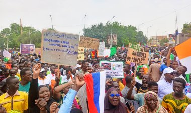 Nijer'de askeri yönetim destekçileri meydanlara çıktı