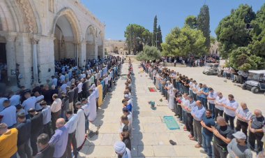İşgalcilerin barbarca saldırılarına rağmen on binler Aksa'da saf tuttu
