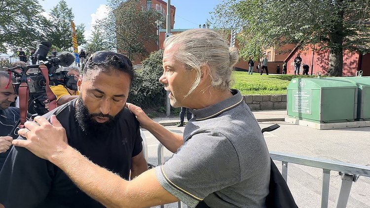İsveç'te Kur'an-ı Kerim yakan Momika'ya yüksek sesle karşı çıkan kişiyi polis susturmaya çalıştı