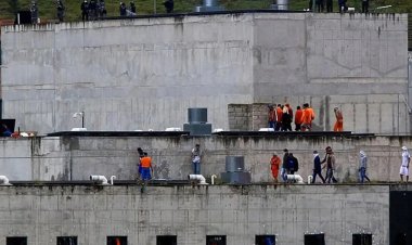 Ekvador'da mahkumlar, polis ve gardiyanları rehin aldı