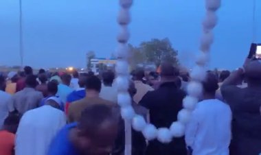 Nijer’de Fransız Büyükelçiliği önünde namazlı protesto