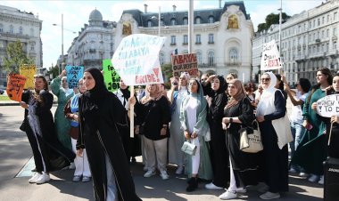 Avusturya'da, Fransa'daki okullarda uygulanan abaya yasağı karşıtı gösteri düzenlendi