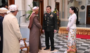 Budist Tayland kralı ve kraliçesi ülkedeki Kur'an yarışmasında dereceye girenleri ödüllendirdi