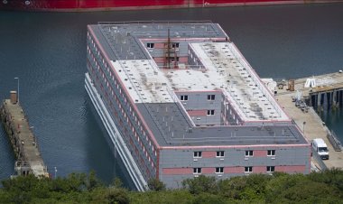 İngiltere'de bakteri nedeniyle boşaltılan "göçmen gemisi"ne dönüşler başladı