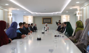 Diyanet İşleri Başkanı Erbaş, Müslüman olan 19 Hollanda vatandaşını kabul etti