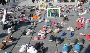 İşgal rejiminin çocuk katliamına dikkat çekmek için ayakkabı ve biberonlu eylem