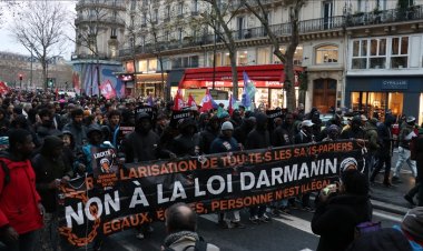 Fransa'da tartışmalı göç tasarısına karşı çıkanlar sokağa indi