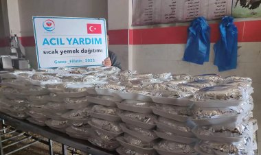Yetimler Vakfı Gazze'de binlerce kişiye sıcak yemek dağıtıyor