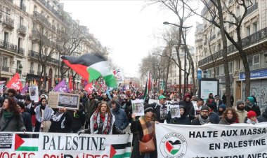 Paris'te soğuk havaya rağmen Gazze'de ateşkes talebiyle gösteri yapıldı