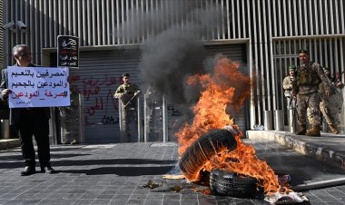 Lübnan'da 5 yıldır paralarını çekemeyen mudiler Merkez Bankası önünde gösteri düzenledi