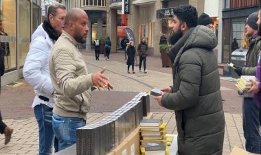 Hollandalı müslümanlar ücretsiz Kur'an dağıttı