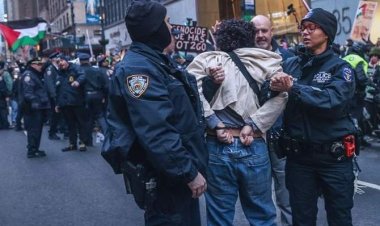New York'ta İşgalci İsrail ve ABD yönetimini protesto eden göstericiler gözaltına alındı