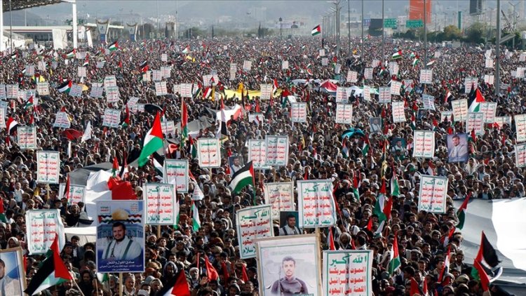 Yemen'de, Gazze'ye destek için "Zafere giden yolda özgürlerin kanı" sloganıyla gösteriler düzenlendi