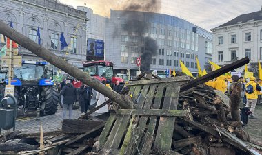 Çiftçiler Avrupa Parlamentosu'nun önünde protesto düzenledi