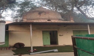 Yeni Delhi'deki 600 yıllık tarihi Akhonji Camii Hindular tarafından yıkıldı