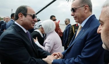 Sisi’yi ‘darbecilikle’ suçlayan Erdoğan Mısır’da: İlişkilerde yeni dönem mesajı