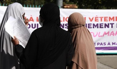 Fransa’da başörtülü kadına tokalaşma zulmü