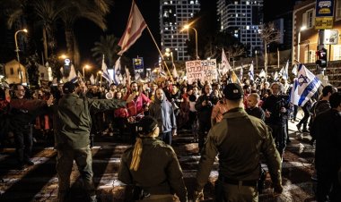 Netanyahu hükümetinin istifası ve erken seçim talebiyle Tel Avivliler sokaklara indi