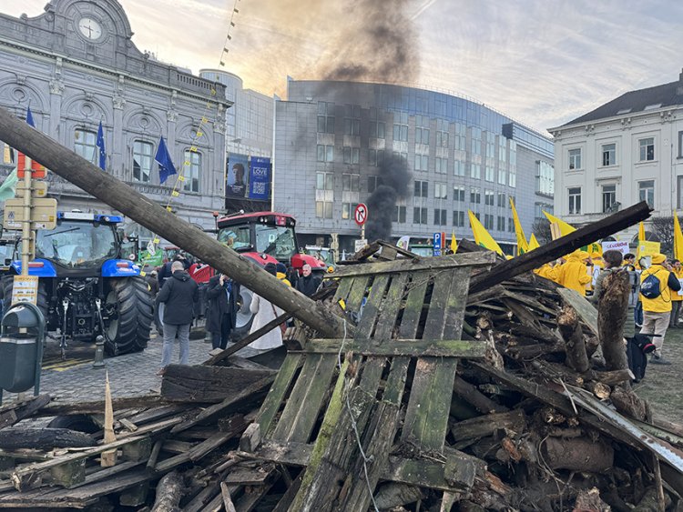Çiftçiler Avrupa Parlamentosu'nun önünde protesto düzenledi