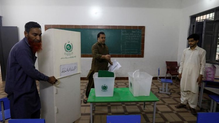 Pakistan'da halk sandık başında
