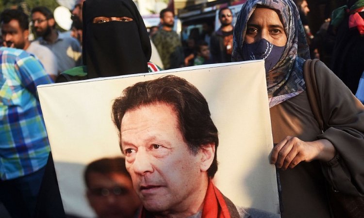 Pakistan'da seçimleri: İmran Han destekli bağımsızlar ilk, Şerif'in partisi 2. sırada tamamladı