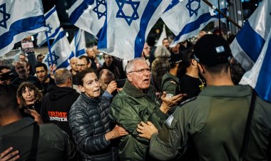 Tel Aviv'de binlerce kişi Netanyahu'nun istifası için sokaklara döküldü