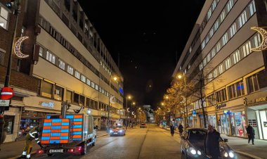 Oslo'nun ünlü caddesi Radhusplassen ilk kez ramazan dolayısıyla süslendi