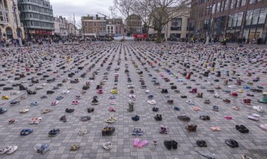 Hollanda'da, Gazze'de katledilen çocuklar anısına binlerce ayakkabı sergilendi