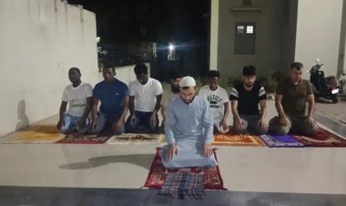 Hindu çeteler teravih namazı kılan öğrencilere saldırdı