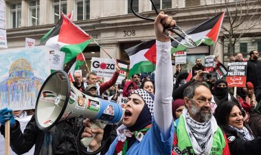 İngiltere'de aktivistlerden "İşgalci İsrail'in soykırımını destekleyen hükümete vergi vermeyin" çağrısı