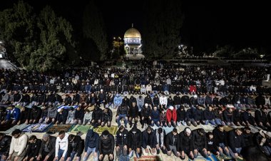 On binlerce Filistinli, teravih namazında Mescid-i Aksa'ya akın etti