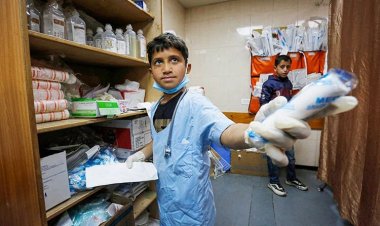 Filistinli küçük çocuk, terör rejiminin saldırılarında yaralananların yardımına koşuyor