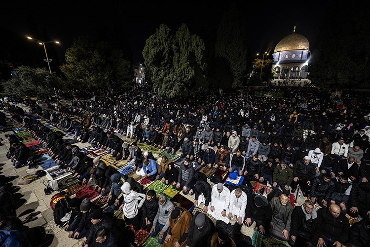 Filistin halkı baskılara boyun eğmiyor: Mescid-i Aksa’da 100 bin kişi teravih namazı kıldı