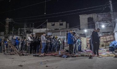 Gazzeliler Kadir Gece'sini sokaklarda ve yıkılan camilerin enkazında idrak etti