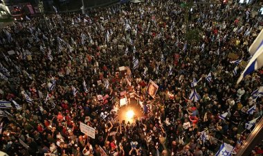 Tel Aviv'de on binlerce İsrailli Netanyahu'nun istifası için sokaklara indi